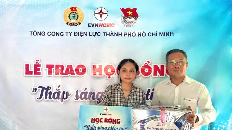 Phó Tổng Giám đốc EVNHCMC Bùi Trung Kiên trao quà và học bổng cho em Lê Ngọc Như Ý (xã Thái Mỹ, huyện Củ Chi, TPHCM)