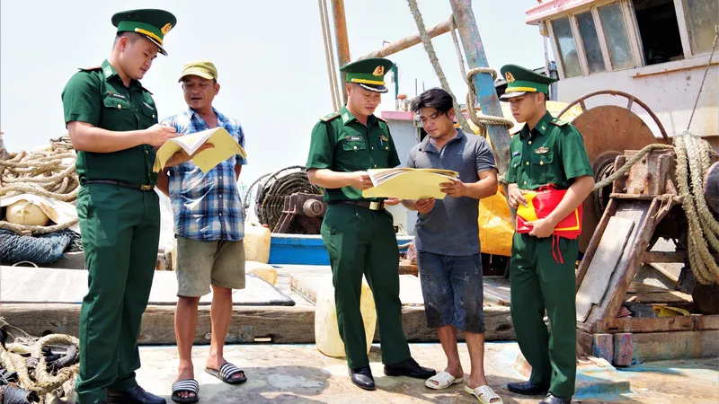 Bộ đội Biên phòng tỉnh Bà Rịa - Vũng Tàu phát tờ rơi tuyên truyền phổ biến pháp luật cho ngư dân về chống khai thác IUU