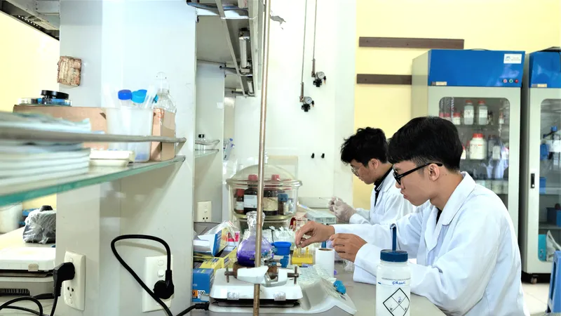 Sinh viên ngành Công nghệ sinh học Trường ĐH Khoa học Tự nhiên (ĐHQG TPHCM) thực hành tại phòng thí nghiệm