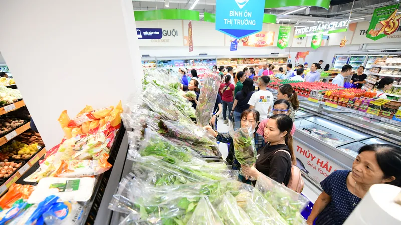 Khách hàng chọn mua sản phẩm bình ổn thị trường tại một siêu thị ở TPHCM