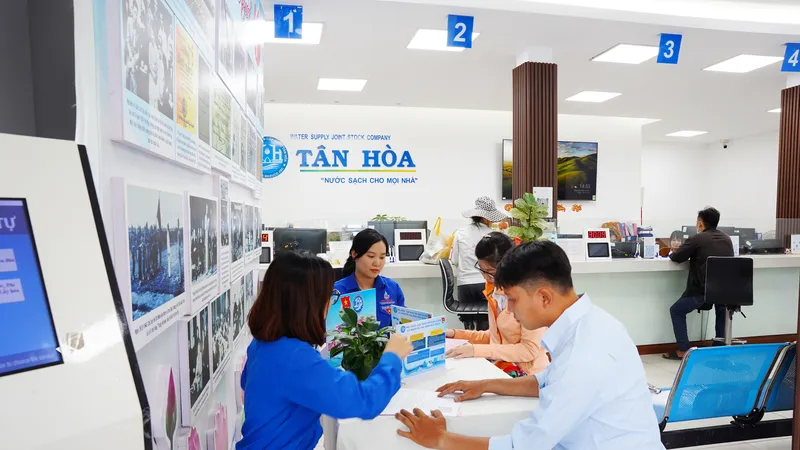 Nhân viên Công ty CP Cấp nước Tân Hòa hướng dẫn người dân cập nhật số định danh cá nhân