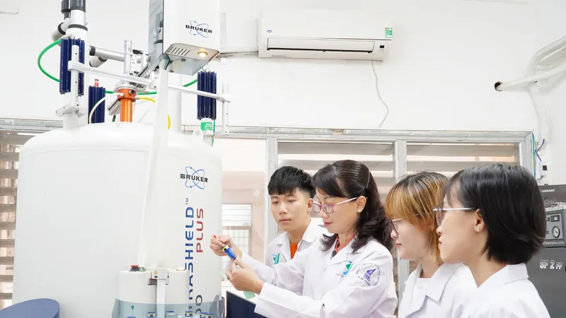 Giảng viên hướng dẫn học viên ngành Công nghệ sinh học tại Phòng thí nghiệm phân tích trung tâm, Trường Đại học Khoa học tự nhiên (Đại học Quốc gia TPHCM) Ảnh: THANH HÙNG