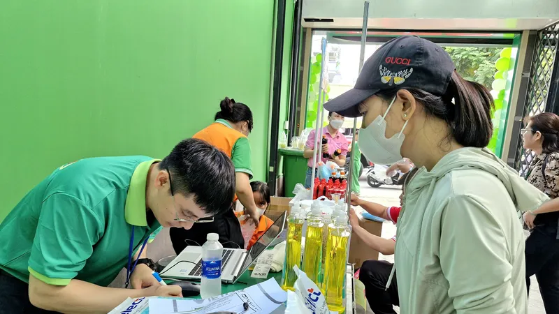 Người dân mua hàng tại “Phiên chợ Hạnh phúc”