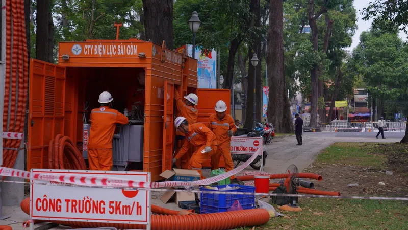 Nhân viên EVNHCMC kiểm tra, duy tu thường xuyên để đảm bảo an toàn cấp điện cho thành phố
