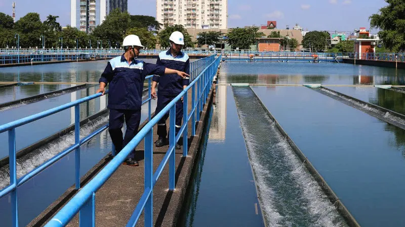 Nhân viên nhà máy nước túc trực xuyên suốt để đảm bảo cấp nước an toàn, liên tục phục vụ dịp lễ 30-4