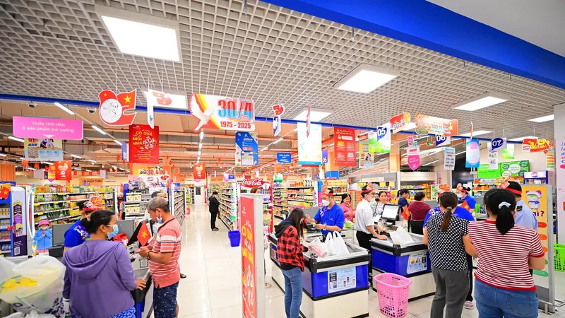 Khách hàng chờ thanh toán tại một siêu thị Co.opmart, TPHCM