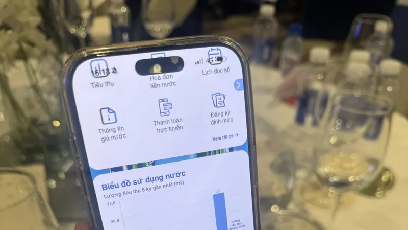 Khách hàng theo dõi tình hình sử dụng nước qua app SAWACO CSKH 