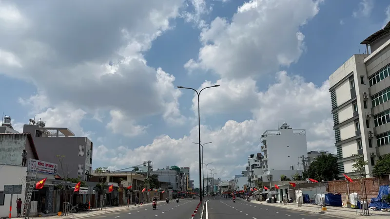 Đường Dương Quảng Hàm, quận Gò Vấp, TPHCM thông thoáng sau khi được ngầm hóa lưới điện và cáp viễn thông - Ảnh: ĐỨC HÙNG 