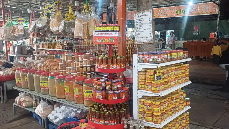Nhiều sản phẩm muối ớt Tây Ninh được bày bán ở Khu du lịch núi Bà Đen