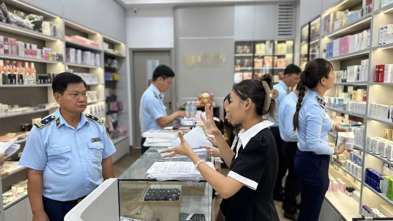Lực lượng Quản lý thị trường tỉnh Sóc Trăng và các đơn vị có liên quan kiểm tra đột xuất tại các cơ sở kinh doanh