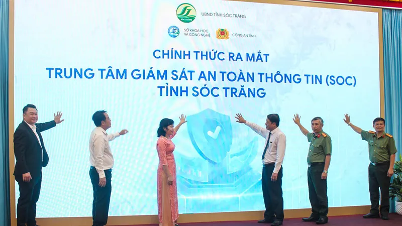 Các đại biểu thực hiện nghi thức ra mắt Trung tâm SOC Sóc Trăng
