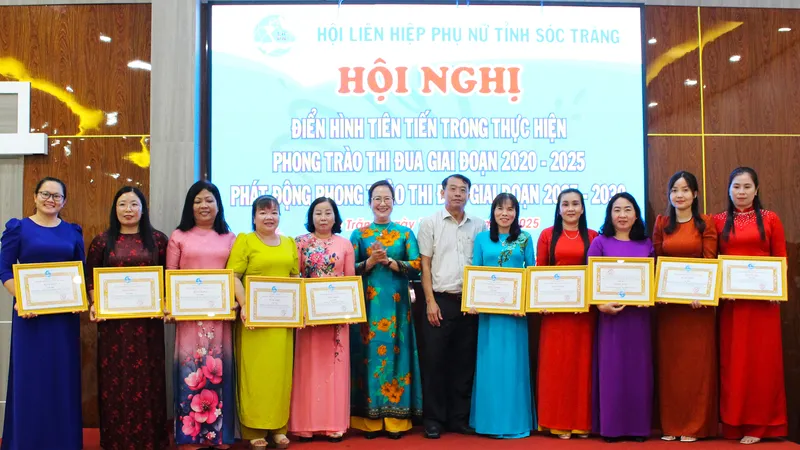 Khen thưởng các điển hình phụ nữ xuất sắc trong phong trào thi đua giai đoạn 2020-2025