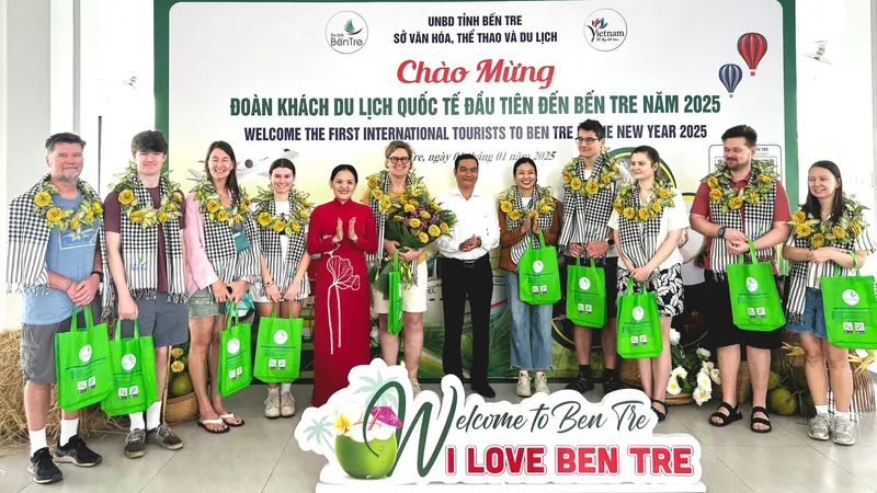 Tàu du lịch phục vụ khách tham quan sông nước hữu tình tại quê hương xứ dừa. Ảnh: TRẦN LỢI