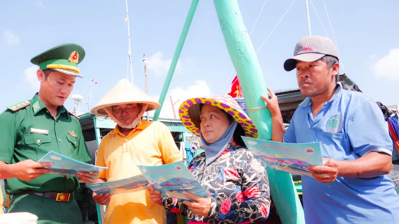 Lực lượng biên phòng tỉnh Sóc Trăng xuống tàu tuyên truyền chống khai thác IUU