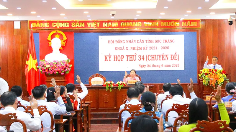 Các đại biểu HĐND tỉnh Sóc Trăng biểu quyết thông qua nghị quyết