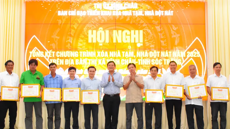 Khen thưởng các tập thể, cá nhân có thành tích xuất sắc trong thực hiện chương trình xóa nhà tạm, nhà dột nát 2025