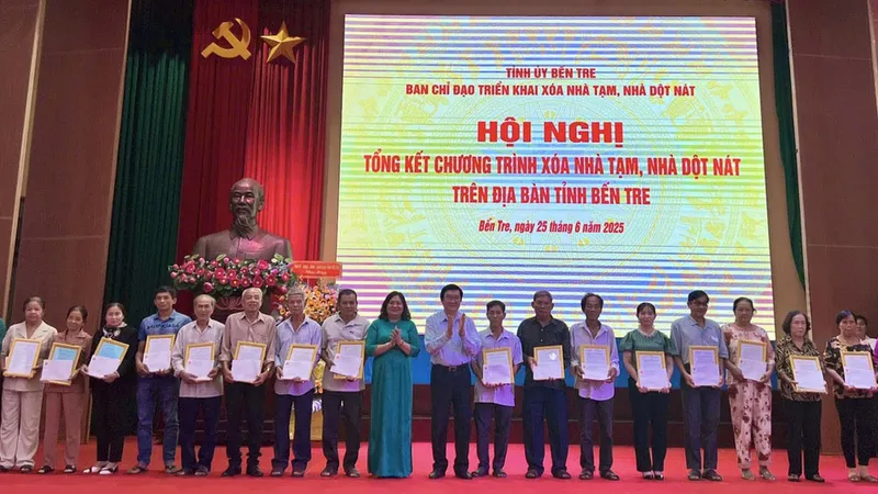 í thư Tỉnh ủy tỉnh Bến Tre Hồ Thị Hoàng Yến tặng bằng khen cho tập thể và cá nhân có thành tích trong công tác triển khai xóa nhà tạm, nhà dột nát trên địa bàn tỉnh