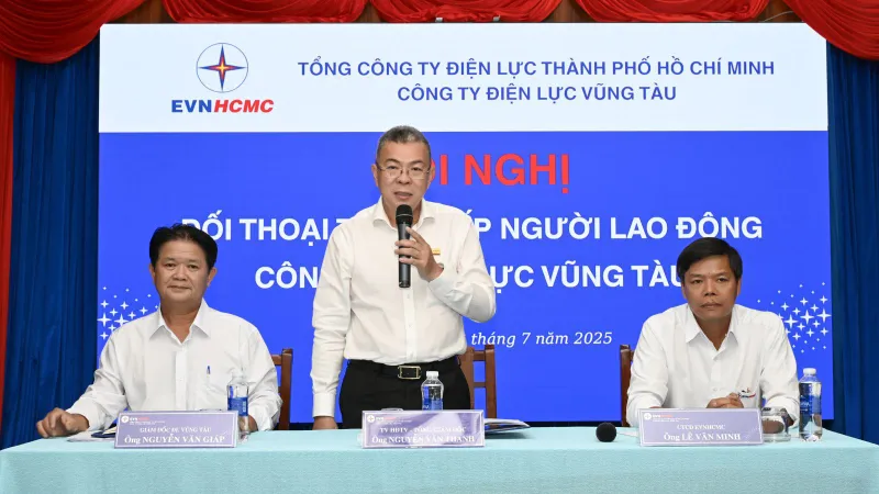 Ông Nguyễn Văn Thanh, Tổng giám đốc EVNHCMC trực tiếp giải đáp nhiều vấn đề mà người lao động băn khoăn