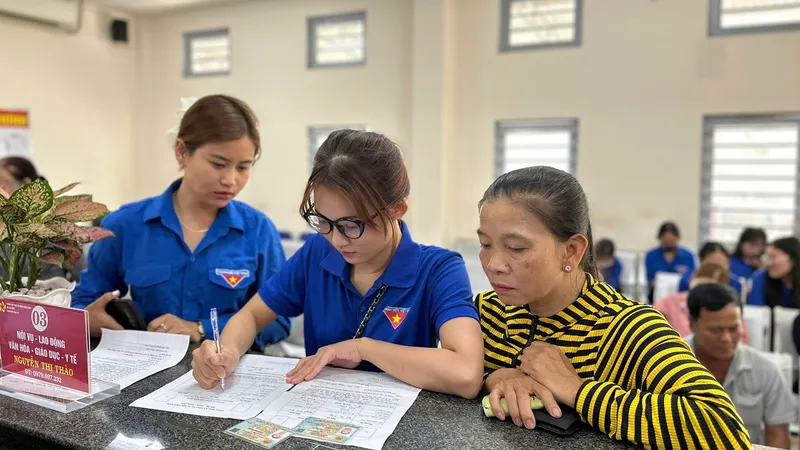Các đoàn viên xã Tân Châu, Tây Ninh hỗ trợ người dân thực hiện thủ tục hành chính