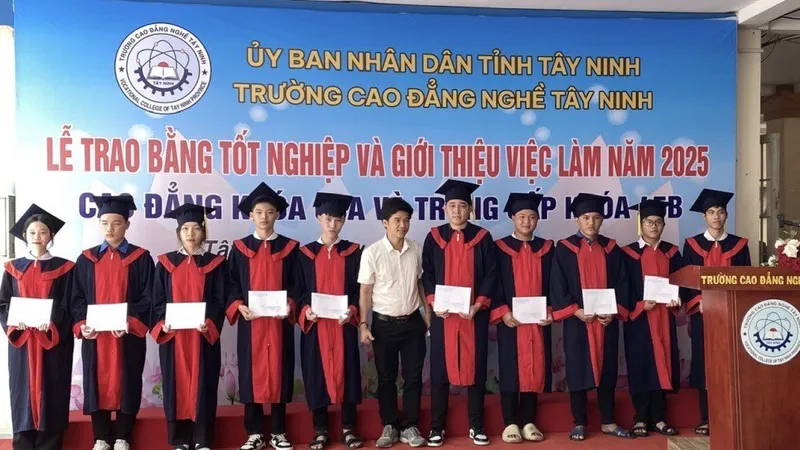 Lễ trao bằng tốt nghiệp và giới thiệu việc làm cho các học viên ở tỉnh Tây Ninh