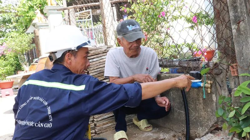 Nhân viên Xí nghiệp Cấp nước Cần Giờ lắp đặt đồng hồ nước, đưa nước sạch đến người dân ở Cần Giờ, TPHCM