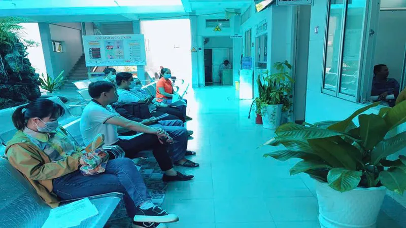 Người dân chờ làm thủ tục khám chữa bệnh tại Bệnh viện Đa khoa Long An, tỉnh Tây Ninh