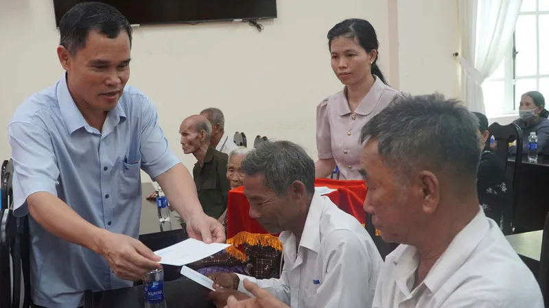 Ông Phan Thanh Liêm, Phó Chủ tịch UBND xã Đất Đỏ trao quà đến gia đình chính sách, người có công dịp 27-7