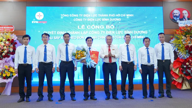 Ông Phạm Quốc Bảo, Chủ tịch HĐTV EVNHCMC (thứ tư từ phải sang) chúc mừng Ban lãnh đạo Công ty Điện lực Bình Dương tại lễ công bố quyết định thành lập đơn vị