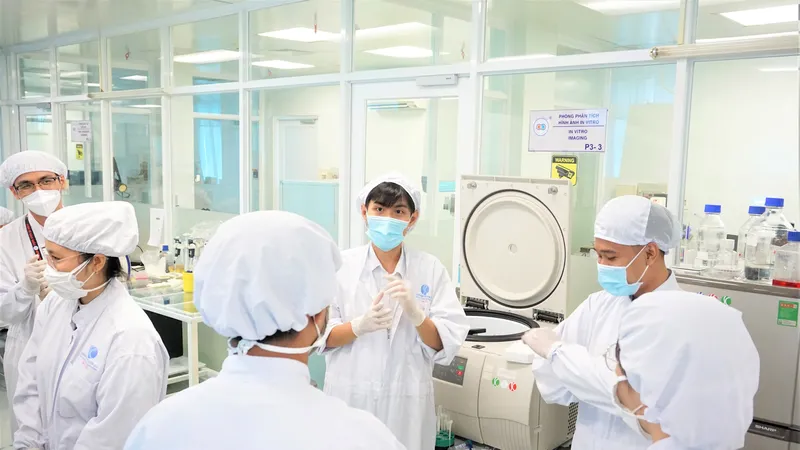 Các nghiên cứu sinh đang làm việc tại Viện Tế bào gốc (Trường ĐH Khoa học tự nhiên - ĐHQG TPHCM) Ảnh: THANH HÙNG