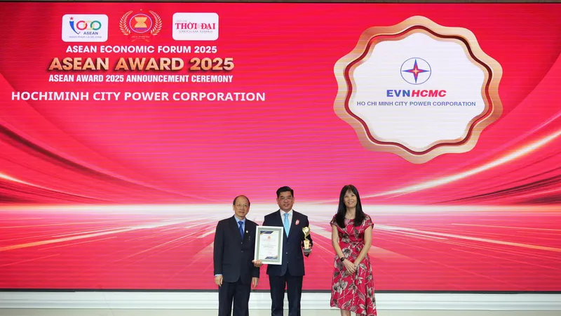 Ông Bùi Hải Thành, Phó Tổng giám đốc EVNHCMC đại diện nhận chứng nhận Top 10 Doanh nghiệp tiêu biểu ASEAN 2025