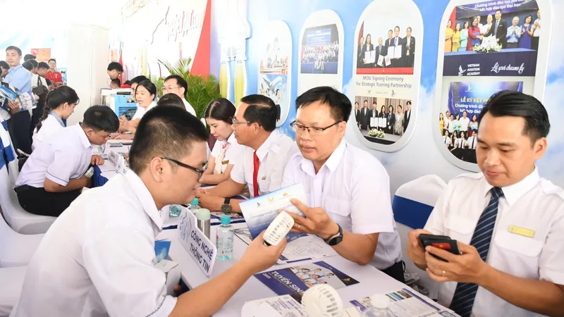 Nhiều ứng viên tìm kiếm cơ hội việc làm tại Ngày hội việc làm sân bay Long Thành