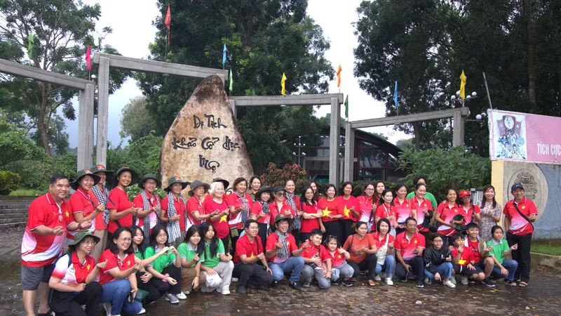 Đoàn du khách từ TPHCM tham quan di tích mộ Cự Thạch Hàng Gòn, tỉnh Đồng Nai
