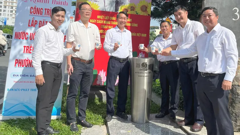 Các đại biểu uống nước tại vòi sau lễ khánh thành
