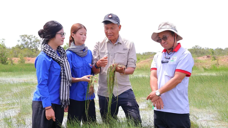 TS Trần Triết (thứ ba, từ trái qua) kiểm tra thực địa sự phục hồi của quần xã năng kim tại Vườn Quốc gia Tràm Chim