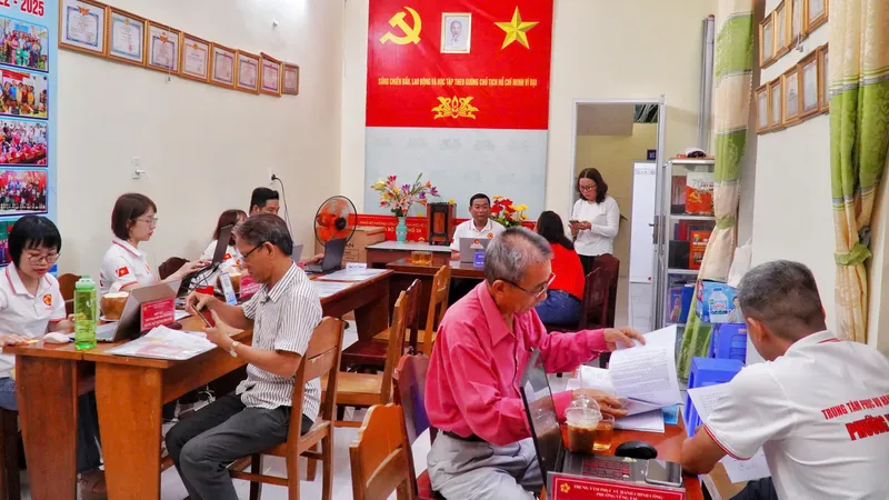 Tổ phục vụ hành chính công cơ động phường Vũng Tàu ngày cuối tuần xuống tận khu phố hướng dẫn hồ sơ thủ tục hành chính cho người dân - Ảnh: NÔNG NGÂN