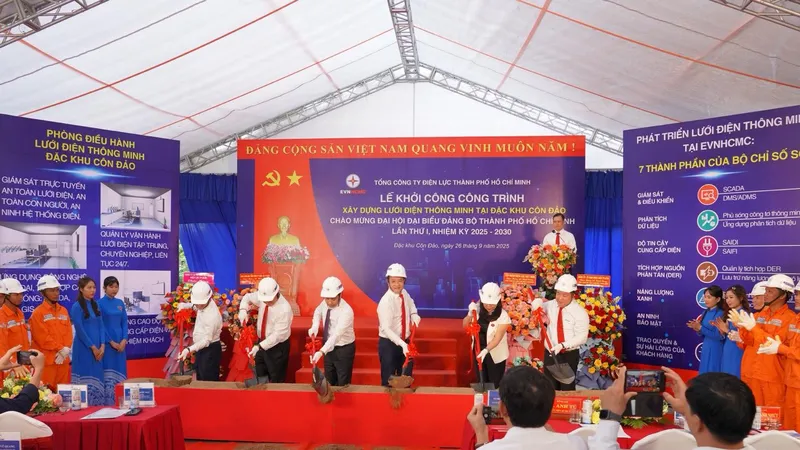Các đại biểu thực hiện nghi thức khởi công công trình