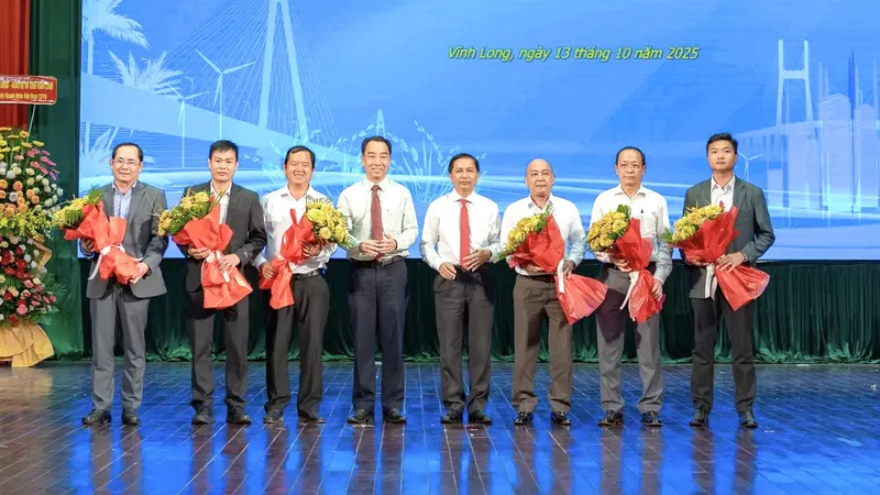 Bí thư Tỉnh ủy Vĩnh Long Trần Văn Lâu và Chủ tịch UBND tỉnh Vĩnh Long Lữ Quang Ngời (thứ 3, 4 từ trái sang) tặng hoa chúc mừng các doanh nghiệp tiêu biểu