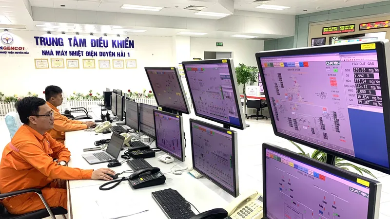 Các kỹ sư làm việc tại Trung tâm điều khiển của Nhà máy Nhiệt điện Duyên Hải 1