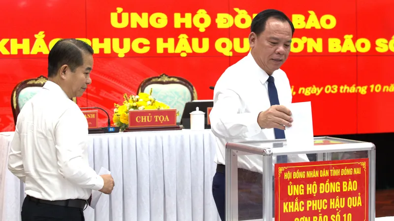 Ông Võ Tấn Đức tham gia ủng hộ đồng bào bị ảnh hưởng bão số 10