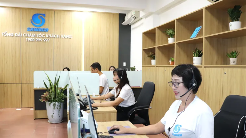 Nhân viên tổng đài chăm sóc khách hàng 1900.999.997 tiếp nhận và xử lý cuộc gọi của khách hàng