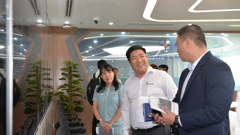 Ông Luân Quốc Hưng, Phó Tổng Giám đốc EVNHCMC (giữa), trao đổi với đối tác Intel tại buổi làm việc