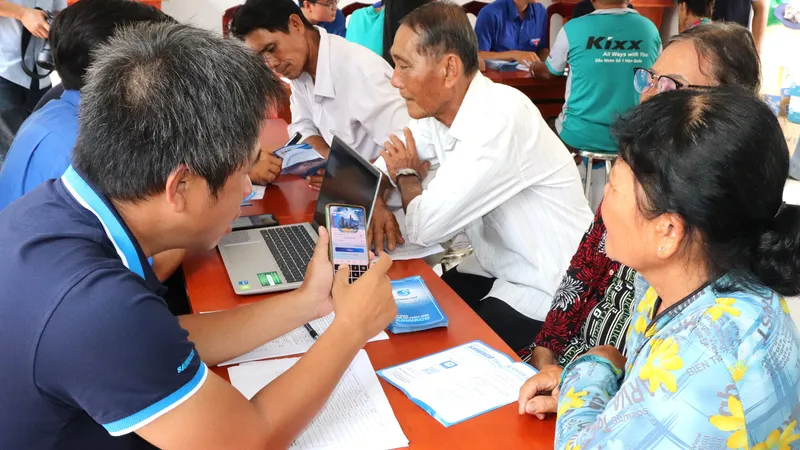 Người dân cù lao Mỹ Khánh cài app SAWACO CSKH và tìm hiểu cách sử dụng