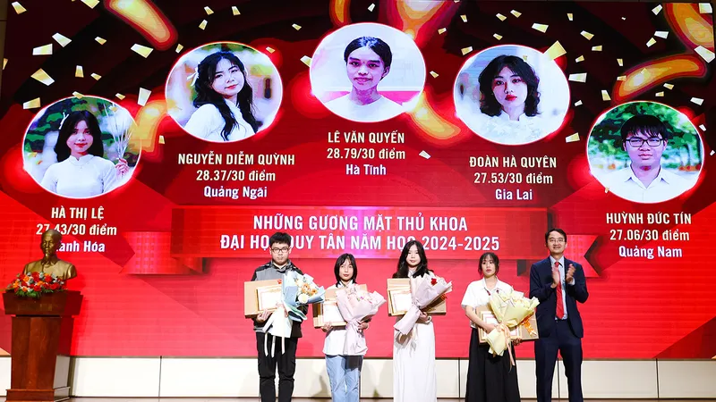 Lãnh đạo ĐH Duy Tân trao học bổng cho sinh viên năm học 2024-2025