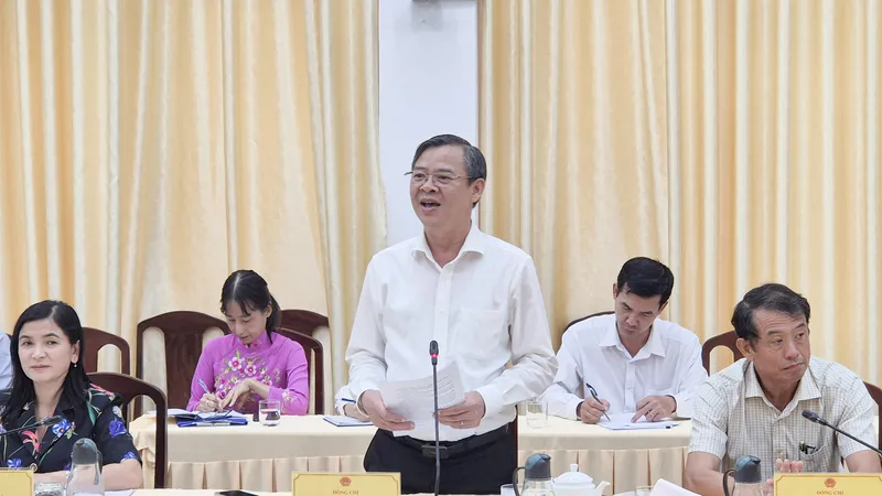 Chủ tịch UBND TP Cần Thơ Trương Cảnh Tuyên phát biểu tại buổi làm việc ngày 11-11
