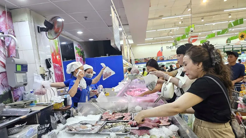 Co.opmart Quy Nhơn (tỉnh Gia Lai) giữ giá bình ổn cho nhóm hàng tươi sống, giúp người dân an tâm tích trữ thực phẩm trong đợt mưa bão