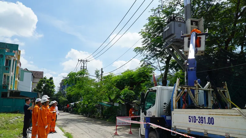 Nhân viên ngành điện TPHCM thường xuyên kiểm tra, bảo trì các thiết bị điện