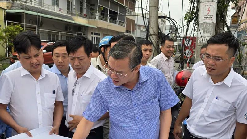 Chủ tịch UBND TP Cần Thơ Trương Cảnh Tuyên (thứ hai, từ phải sang) cùng đoàn công tác khảo sát dự án nâng cấp, mở rộng quốc lộ 91