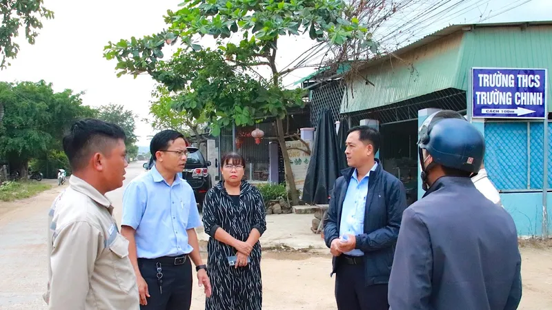 Ông Phạm Văn Phương (thứ 2 từ trái sang) kiểm tra, giám sát việc mở rộng đường giao thông nông thôn ở xã Ia Hiao