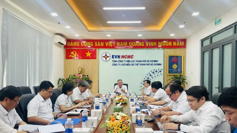 Ông Phạm Quốc Bảo, Bí thư Đảng ủy, Chủ tịch HĐTV EVNHCMC, chủ trì buổi làm việc với Công ty Lưới điện cao thế TPHCM