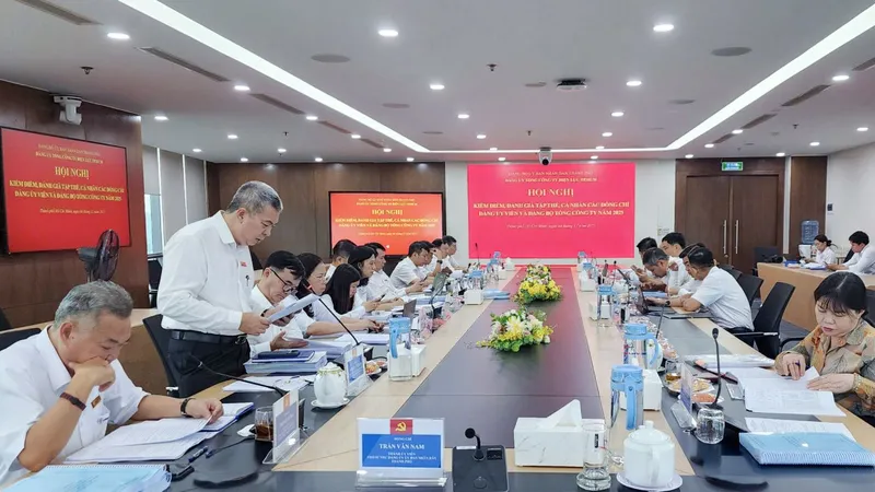 Ông Nguyễn Văn Thanh, Phó Bí thư Đảng ủy, Tổng Giám đốc EVNHCMC báo cáo tại hội nghị